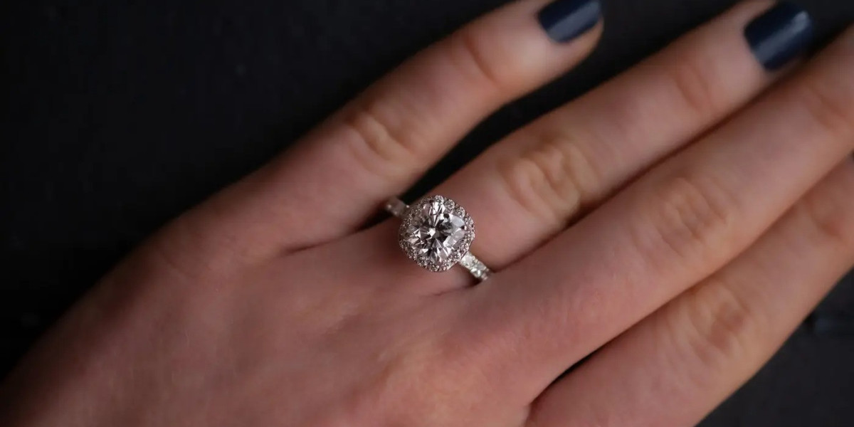 Round Cut Engagement Rings: A Complete Guide to the Most Loved Diamond Shape