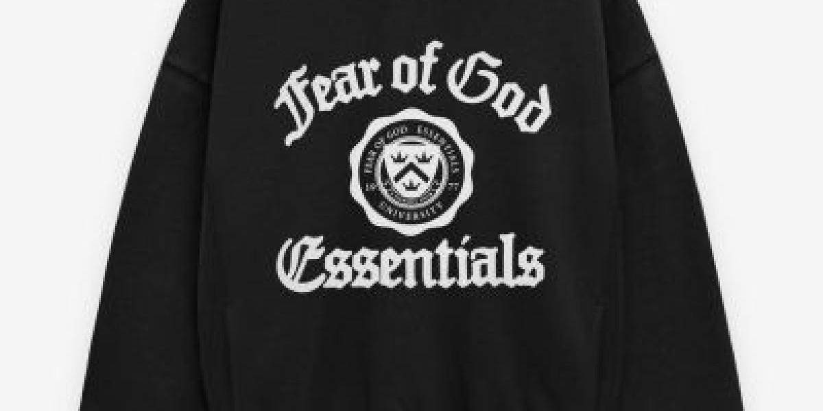 Black Essentials Hoodie – The Timeless Streetwear Staple